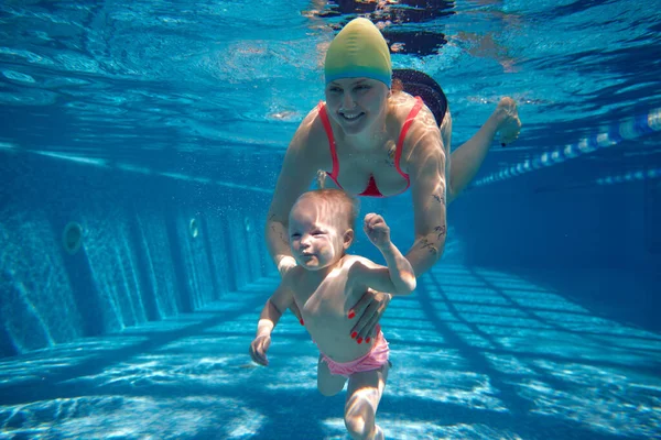 Pequena Menina Bonito Criança Nadando Debaixo Água Piscina Com Sua — Fotografia de Stock