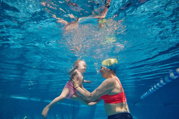 Niña Linda Buceo Infantil Nadar Bajo Agua Piscina Con Madre — Foto de Stock