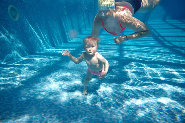Bebê Bonito Meninas Maiô Andando Debaixo Água Nadando Piscina Com — Fotografia de Stock