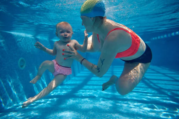 Kleines Lustiges Nettes Mädchen Kind Schwimmt Mit Mutter Unter Wasser — Stockfoto