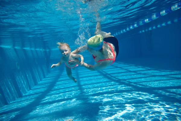 Miłej Zabawy Little Cute Dziewczynka Dziecko Pływanie Pod Wodą Basenie — Zdjęcie stockowe