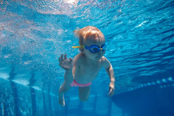 Χαριτωμένο Αστείο Μικρό Κοριτσάκι Νήπιο Γυαλιά Που Κολυμπάει Κάτω Από — Φωτογραφία Αρχείου