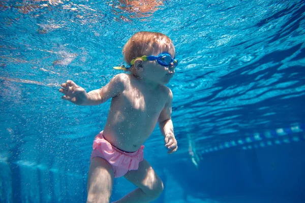 Que Olhar Engraçado Pequena Menina Criança Maiô Rosa Óculos Nadando — Fotografia de Stock