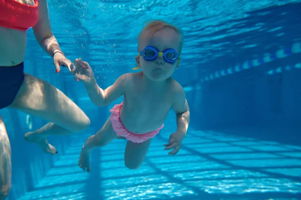 Słodka Zabawna Mała Dziewczynka Maluch Goglach Pływający Pod Wodą Basenie — Zdjęcie stockowe