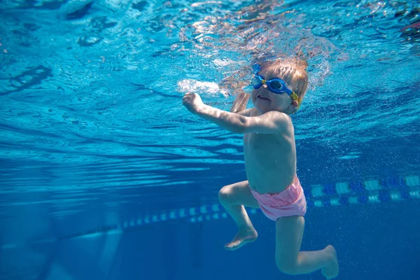 Słodka Uśmiechnięta Szczęśliwa Dziewczynka Maluch Stroju Kąpielowym Gogle Pływające Pod — Zdjęcie stockowe