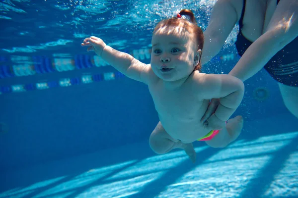 Linda Hermosa Pequeña Niña Niño Nadando Bajo Agua Piscina Con —  Fotos de Stock