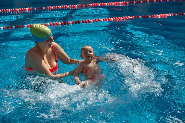 Madre Felice Con Bambino Ragazza Figlia Che Nuota Che Gioca — Foto Stock