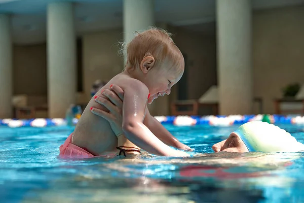 Fürsorgliche Mutter Lächelnd Niedlich Mit Kleinem Kind Mädchen Tochter Schwimmbad — Stockfoto