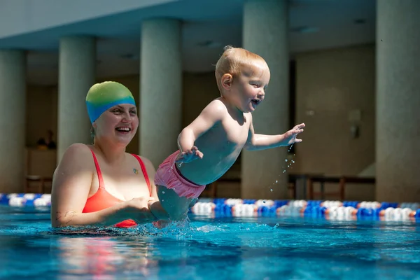 Happy Smiling Mother Little Kid Girl Daughter Jumping Swimming Pool — Stock Photo, Image