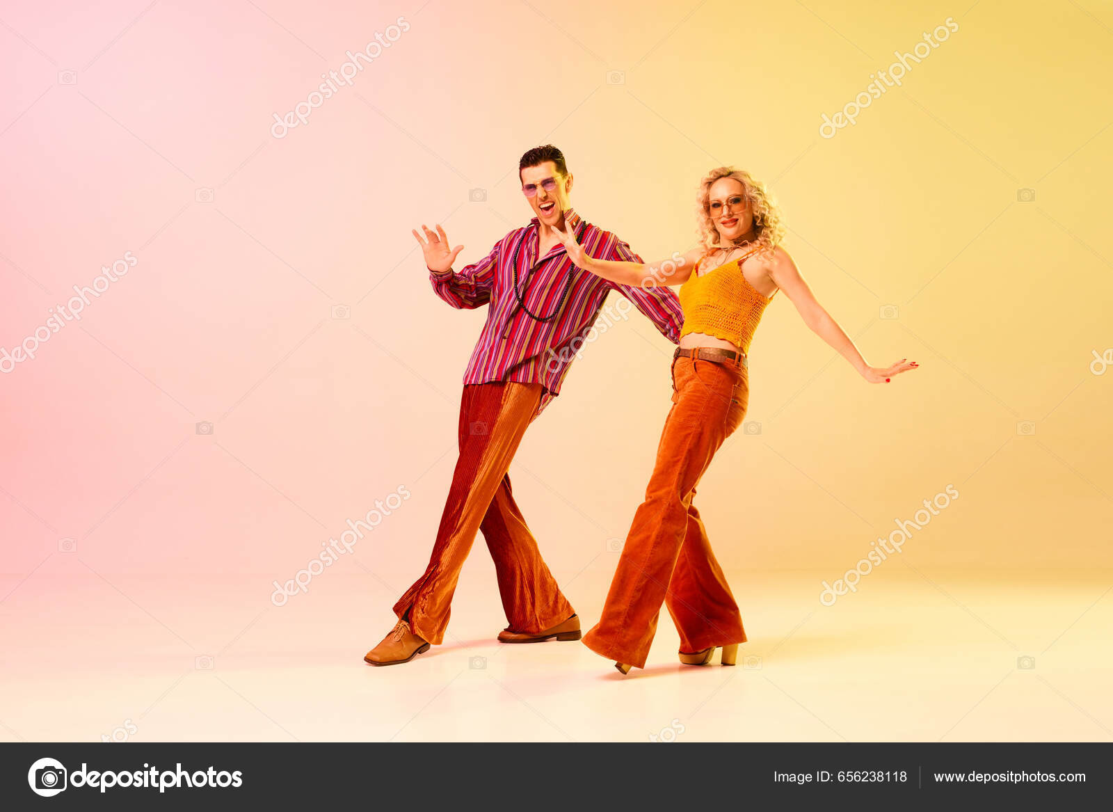 有表现力有才华情绪化的夫妇穿着时髦衣服的男人和女人在渐变的粉色背景下跳迪斯科舞复古风格业余爱好音乐的概念, image size:1600x1167