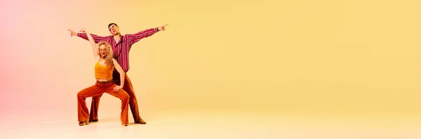 Emocional Belo Homem Mulher Roupas Vintage Dançando Dança Retro Contra — Fotografia de Stock