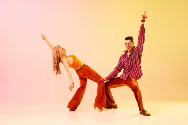 Artystyczna Ekspresyjna Para Mężczyzna Kobieta Emocjonalnie Tańczący Taniec Disco Gradientowym — Zdjęcie stockowe