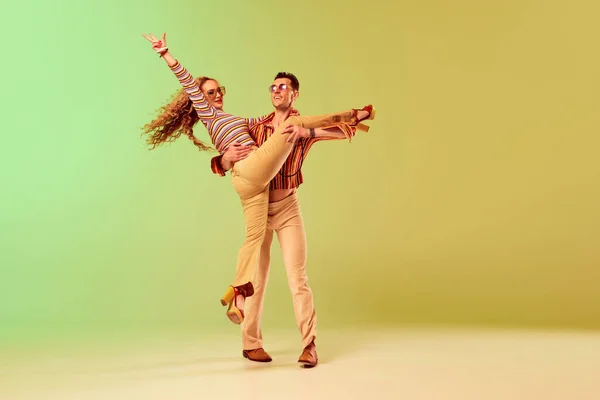 Emotional Ausdrucksstarker Junger Mann Und Hübsche Frau Vintage Outfits Tanzen — Stockfoto