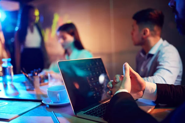 Close Mãos Masculinas Mesa Trabalho Com Laptop Funcionários Reunião Negócios — Fotografia de Stock