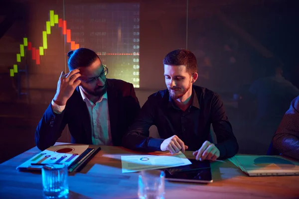 Dois Empresários Sentados Mesa Sala Conferências Durante Reunião Verificando Estatísticas — Fotografia de Stock