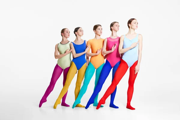 Grupa Młodych Dziewcząt Profesjonalny Tancerz Baletowy Kolorowe Body Rajstopy Stojące — Zdjęcie stockowe