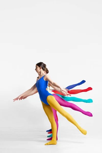 Вертикальное Изображение Молодых Девушек Балерин Красочной Одежде Стоящих Позади Друг — стоковое фото