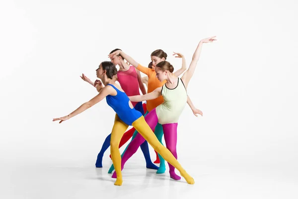 Grupo Meninas Bailarinas Roupas Multicoloridas Fazendo Performance Dançando Contra Fundo — Fotografia de Stock