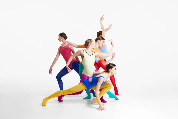 年轻姑娘们 芭蕾舞蹈家们穿着五颜六色的紧身衣和紧身衣 在灰色的工作室背景下跳舞 美的概念 创造力 古典舞蹈风格 当代艺术 — 图库照片