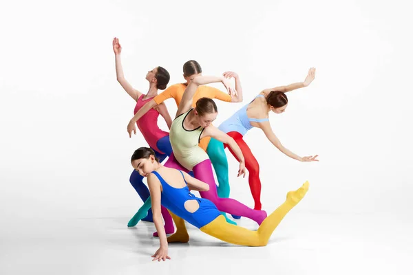Grupo Chicas Artísticas Jóvenes Bailarinas Ropa Multicolor Haciendo Performance Bailando —  Fotos de Stock