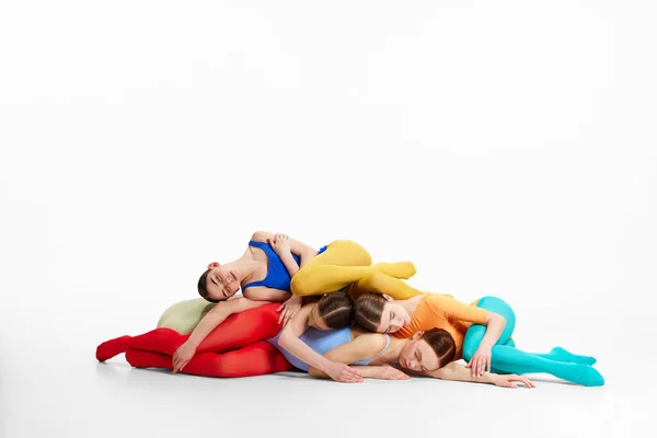 一群娇嫩 年轻的姑娘 穿着艳丽艳丽的芭蕾舞演员躺在地板上 在灰色的工作室背景下跳舞 古典舞蹈风格 当代艺术概念 — 图库照片