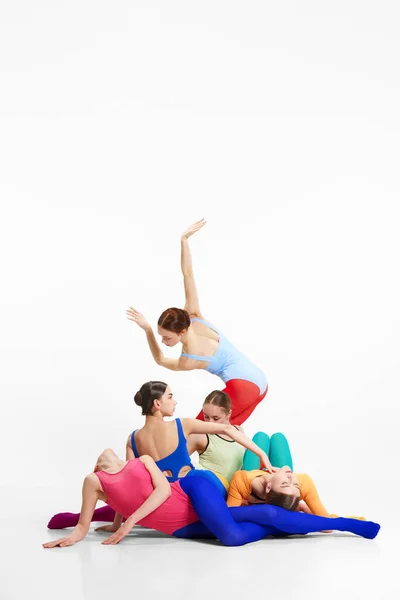 具有艺术性的年轻女孩的垂直形象 芭蕾舞演员穿着五颜六色的鲜艳衣服表演 在灰色的背景下跳舞 创造力 古典舞 当代艺术概念 — 图库照片