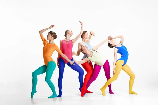 Expressieve Dans Stijlvolle Jonge Meisjes Balletdansers Heldere Kleding Die Optreden — Stockfoto