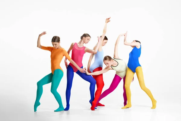 Expressieve Bewegingen Jonge Stijlvolle Meisjes Balletdansers Heldere Kleding Die Optreden — Stockfoto
