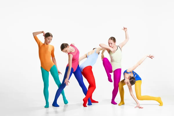 Expressieve Dans Artistieke Jonge Meisjes Balletdansers Heldere Kleding Die Optreden — Stockfoto