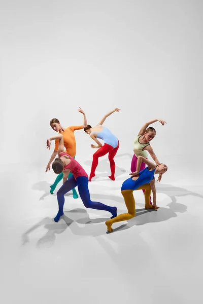 Chicas Jóvenes Creativas Talentosas Bailarinas Coloridas Medias Brillantes Bailando Sobre —  Fotos de Stock