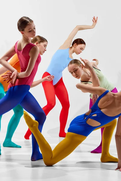 Immagine Ritagliata Ravvicinata Una Ragazza Ballerine Collant Body Luminosi Multicolori — Foto Stock