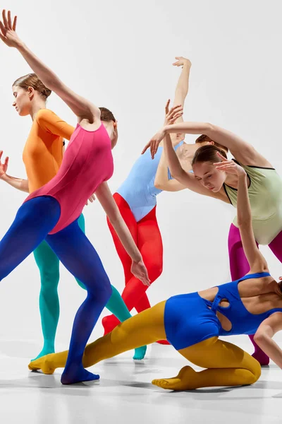 Cortada Imagem Close Menina Bailarinas Meias Brilhantes Multicoloridas Bodysuits Dançando — Fotografia de Stock