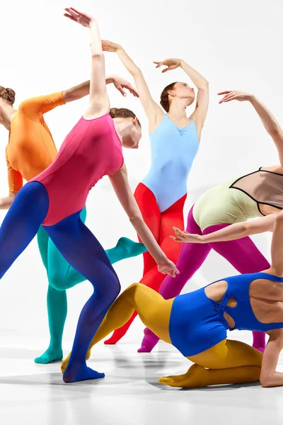 Moderne Choreografie Groep Jonge Meisjes Balletdansers Kleurrijke Kleding Dansend Tegen — Stockfoto