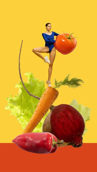 若いスポーティ フィット 野菜と明るい黄色の背景の上に立って健康な女の子 ニンジン レタス トマト ビート 現代美術のコラージュ 食べ物 創造性 — ストック写真