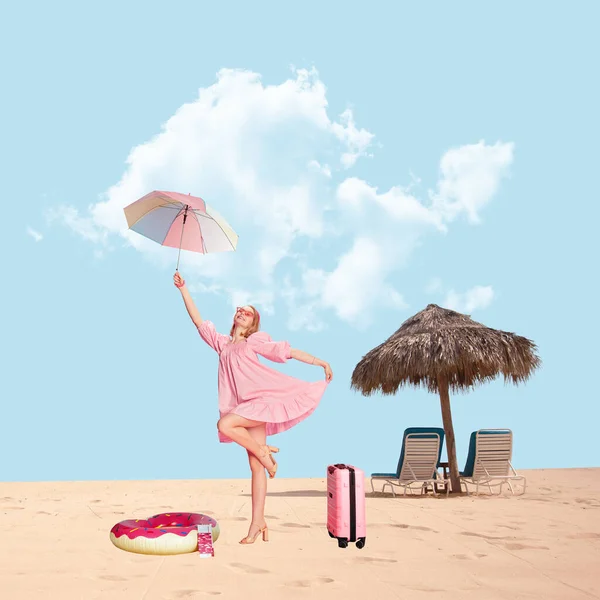 漂亮的 快乐的 微笑的小女孩穿着可爱的粉色衣服站在沙滩上 提着手提箱 岛度假 当代艺术拼贴 创意设计 创造力 灵感的概念 — 图库照片
