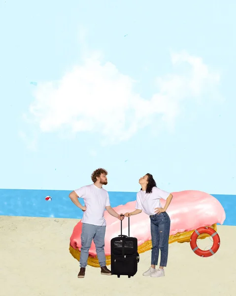 夏休みに幸せなカップルは ビーチに立っている ロマンチックな夏の旅 ファンタジー 現代美術のコラージュ 創造的なデザイン 創造性 インスピレーションの概念 — ストック写真