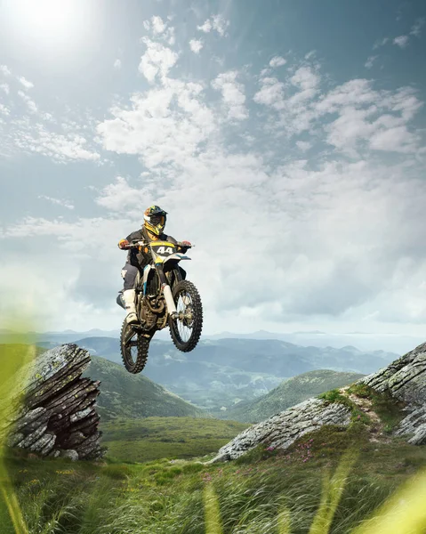Διαγωνισμός Motocross Άνθρωπος Μοτοσικλετιστής Πλήρη Moto Εξοπλισμό Ιππασία Λόφους Άλμα — Φωτογραφία Αρχείου