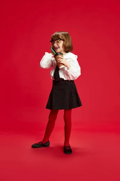Portrait Complet Petite Fille Heureuse Chemise Noire Chemisier Blanc Parlant — Photo