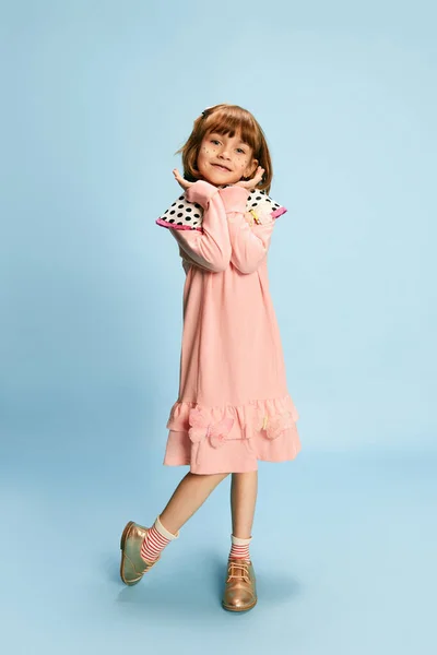 Pełnowymiarowy Portret Pięknej Ładnej Słodkiej Dziewczynki Delikatnej Różowej Sukience Pozującej — Zdjęcie stockowe