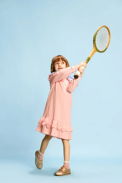 Pełnowymiarowy Portret Dziewczynki Różowej Sukience Pozującej Rakietą Tenisową Grającej Niebieskim — Zdjęcie stockowe