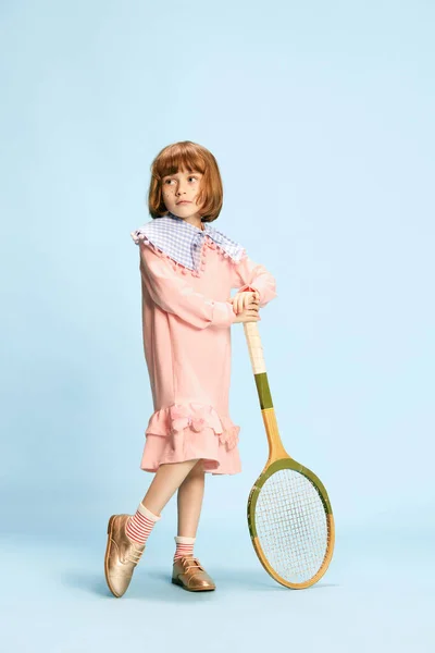 Portret Pięknej Dziewczynki Różowej Sukience Rakietą Tenisową Tle Niebieskiego Studia — Zdjęcie stockowe