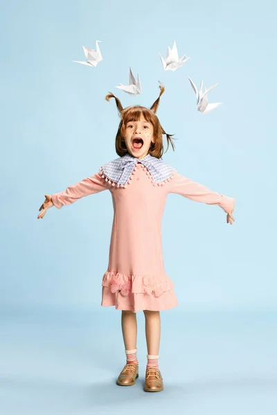 Portrait Complet Petite Fille Heureuse Enfant Robe Rose Posant Sur — Photo