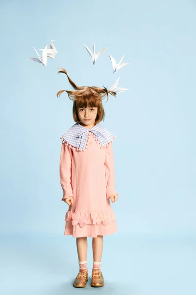 Pełnowymiarowy Portret Słodkiej Uroczej Dziewczynki Dziecka Różowej Sukience Pozującego Papierowymi — Zdjęcie stockowe