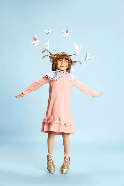 Ολόσωμο Πορτραίτο Παιχνιδιάρικου Μικρού Κοριτσιού Παιδί Ροζ Φόρεμα Που Ποζάρει — Φωτογραφία Αρχείου
