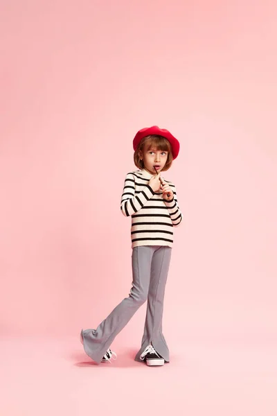 Pełnowymiarowy Portret Dziewczynki Dziecka Czerwonym Berecie Sweter Paski Pozujący Szczotką — Zdjęcie stockowe
