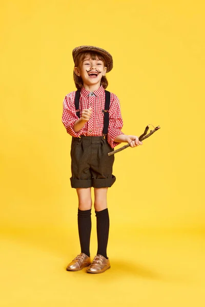 Portrait Petite Fille Joyeuse Riante Enfant Chemise Short Tenant Une — Photo