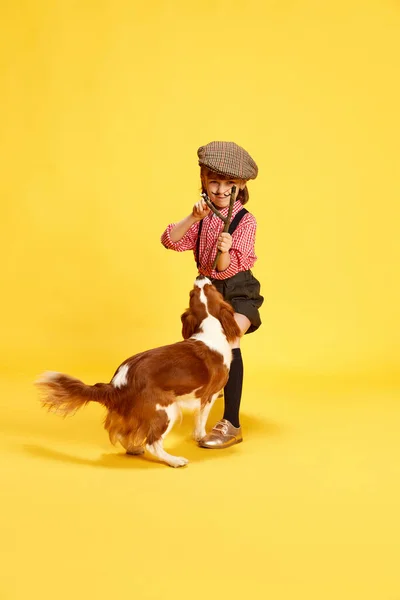 Портрет Маленькой Девочки Ребенка Рубашке Шортах Держащего Рогатку Играющего Собакой — стоковое фото