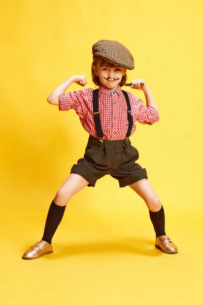 Portrait Drôle Mignon Petite Fille Enfant Vêtements Rétro Casquette Chemise — Photo