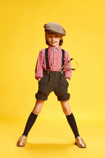 Portret Małej Zabawnej Aktywnej Dziewczynki Dziecka Retro Koszuli Spodenkach Procą — Zdjęcie stockowe