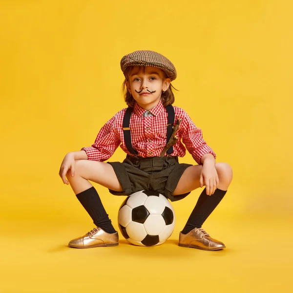 Portret Małej Uroczej Dziewczynki Dziecka Koszuli Spodenkach Pozujących Piłką Nożną — Zdjęcie stockowe
